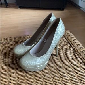 Size 5.5 women’s 3.5” heel.